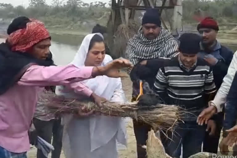 बेटी ने किया पिता का अंतिम संस्कार