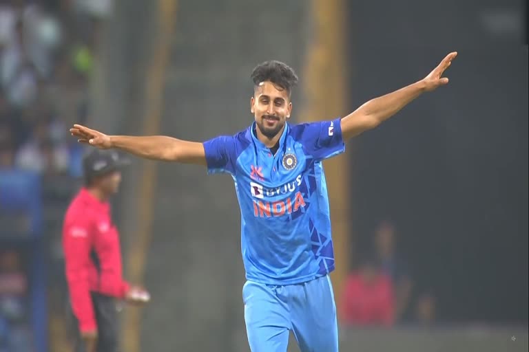 Umran Malik clocks 155 kmph  Umran Malik  Umran Malik becomes fastest Indian bowler  Umran Malik record  ind vs sl  india vs sri lanka 1st t20  Dasun Shanaka  Umran Malik Breaks Jasprit Bumrah s Record  Jasprit Bumrah  Shoaib akhtar  ഇന്ത്യ vs ശ്രീലങ്ക  ഉമ്രാൻ മാലിക്  ഉമ്രാൻ മാലിക് റെക്കോഡ്  ബുംറയുടെ റെക്കോഡ് തകര്‍ത്ത് ഉമ്രാൻ മാലിക്  വേഗമേറിയ പന്തെറിഞ്ഞ ഇന്ത്യന്‍ താരം ഉമ്രാൻ മാലിക്  ജസ്‌പ്രീത് ബുംറ  ദസുൻ ഷനക