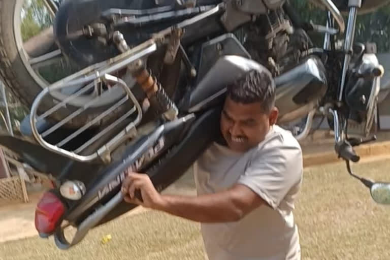 Dharmendra Ran With a Bike on shoulder,Hammer Headman Dharmendra