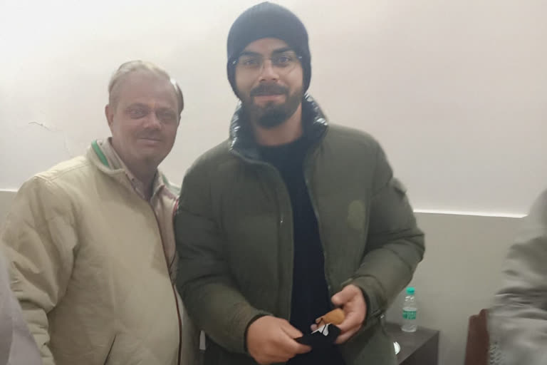 Virat Kohli and Anushka Sharma visit mathura