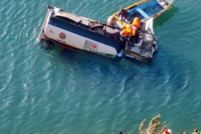 Oil tanker fell in Pandoh Dam of Himachal