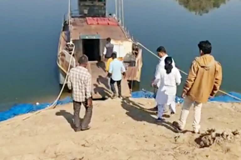 Nandurbar Floating Hospital on Banks of Narmada; Free Medication was Being Given to Patients in Tribal Areas