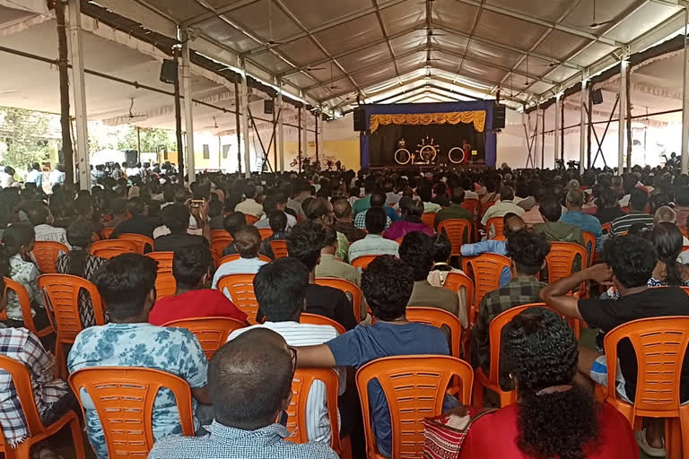 state school kalolsavam crowd kozhikode  state school kalolsavam  kerala school youth festival  kozhikode youth festival  kozhikode kalolsavam  ഉത്സവപ്രതീതി  കലാ മാമാങ്കം  കോഴിക്കോട് കലോത്സവം  സ്‌കൂൾ കലോത്സവം  കേരള സ്‌കൂൾ കലോത്സവം  കോഴിക്കോട് കലോത്സവം കാണികൾ  കേരള സ്‌കൂൾ കലോത്സവം കോഴിക്കോട്  കേരള സ്‌കൂൾ കലോത്സവം രണ്ടാം ദിനം  കേരള സ്‌കൂൾ കലോത്സവം ഇന്നത്തെ മത്സരങ്ങൾ  കേരള സ്‌കൂൾ കലോത്സവം പോയിന്‍റ് നില  വെസ്റ്റ്ഹിൽ വിക്രം മൈതാനി  ഹൈസ്‌കൂൾ വിഭാഗം ഒപ്പന മത്സരം  ഒപ്പന മത്സരം  westhill vikram ground  state school youth festival programmes  കലോത്സവം