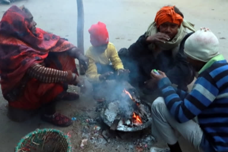 Delhi records coldest day of season  Srinagar city recorded the coldest night  cold and dry weather to continue  ರಾಷ್ಟ್ರದ ರಾಜಧಾನಿಯಲ್ಲಿ ದಾಖಲೆಯ ಚಳಿ  ರಾಜಧಾನಿಯಲ್ಲೂ ಮುಂದುವರಿದ ಮೈಕೊರಿಯುವ ಚಳಿ  ರಾಷ್ಟ್ರದ ರಾಜಧಾನಿ ದೆಹಲಿಯಲ್ಲಿ ದಾಖಲೆಯ ಚಳಿ  ಚಳಿಗೆ ದೇಶದ ಜನ ತತ್ತರ  ತಾಪಮಾನವು 3 ಡಿಗ್ರಿಗಿಂತ ಕಡಿಮೆ  ಇತರ ರಾಜ್ಯಗಳಲ್ಲೂ ತೀವ್ರ ಚಳಿ  ಕರ್ನಾಟಕದಲ್ಲಿ ಇನ್ನೆರಡೂ ವಾರ ಚಳಿ