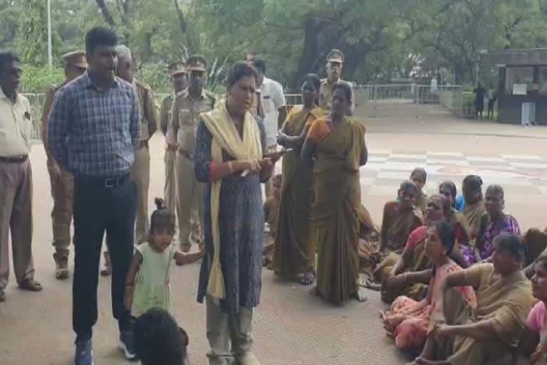 vandalur zoo: 4 மணி நேரமாக ஆர்பாட்டத்தில் ஈடுபட்டுள்ள பணியாளர்கள்!