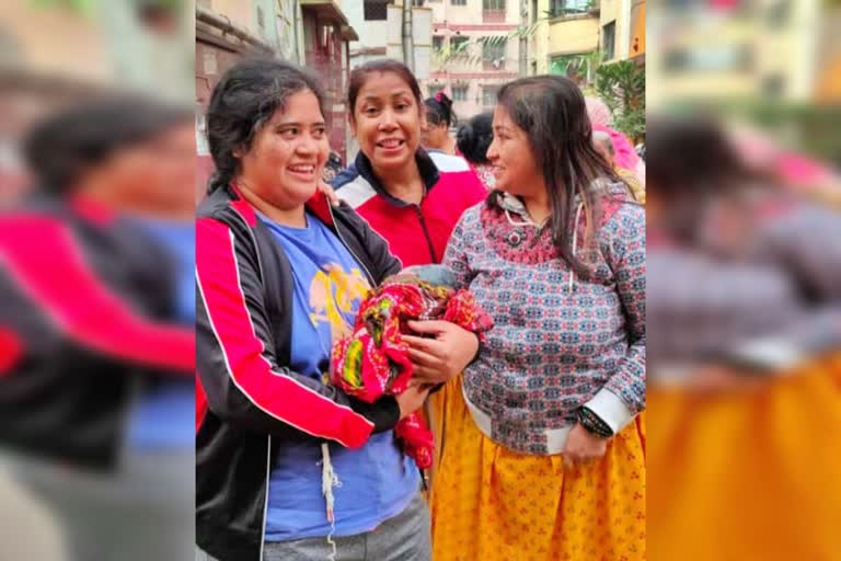 Woman develops labour pain on road  neighbours help in delivering baby in Kolkata  ಗರ್ಭಿಣಿಗೆ ಕಾಣಿಸಿಕೊಂಡ ನೋವು  ನಡು ಬೀದಿಯಲ್ಲೇ ಹೆರಿಗೆ ಮಾಡಿಸಿದ ಸಾಮಾನ್ಯ ಮಹಿಳೆ  ನಡು ಬೀದಿಯಲ್ಲೇ ಗರ್ಭಿಣಿಗೆ ಹೆರಿಗೆ ನೋವು  ಸಾಮಾನ್ಯ ಮಹಿಳೆಯೊಬ್ಬರು ಆ ಗರ್ಭಿಣಿಗೆ ಹೆರಿಗೆ  ನಗರದ ಬೀದಿಯಲ್ಲಿ ಜನಸಿದ ಕಂದ  ಅನುಭವವಿಲ್ಲದೇ ಹೆರಿಗೆ ಮಾಡಿಸಿದ ಸಾಮಾನ್ಯ ಮಹಿಳೆ  ತಾಯಿ ಮಗು ಆರೋಗ್ಯ ಚೆನ್ನಾಗಿದೆ ಎಂದ ವೈದ್ಯರು  ತಾಯಿ ಮಗುವಿನ ಪ್ರಾಣ ಉಳಿಸಿದ ಸಾಮಾನ್ಯ ಮಹಿಳೆ