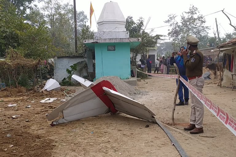 मंदिर के शिखर से टकराकर ट्रेनी एयरक्राफ्ट क्रैश