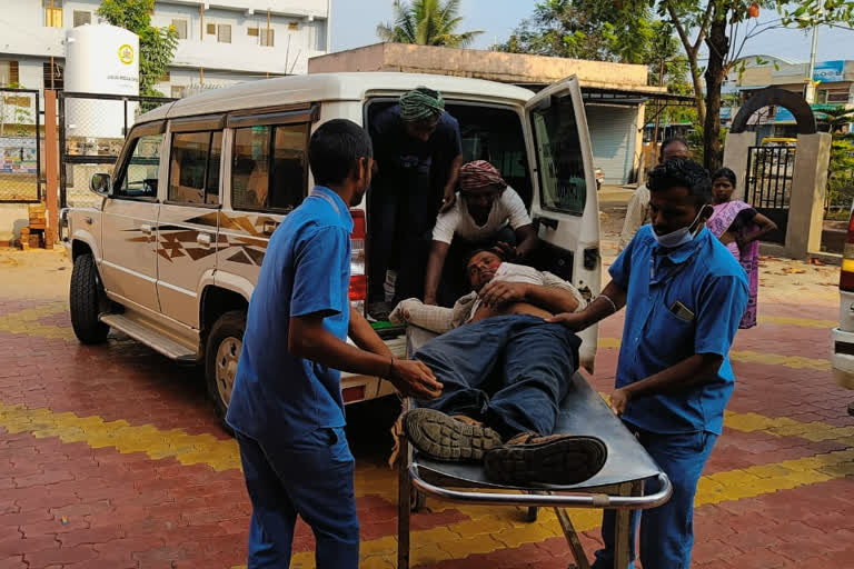 Accident injured Person was admitted  Person was admitted to hospital by AC in Belagavi  Accident injured Person  ಚಿಕ್ಕೋಡಿ ಉಪ ವಿಭಾಗಾಧಿಕಾರಿ  ಪ್ರಾಣರಕ್ಷಣೆಗೆ ದೌಡಾಯಿಸಿದ ಚಿಕ್ಕೋಡಿ ಉಪ ವಿಭಾಗಾಧಿಕಾರಿ  ಬೈಕ್ ಅಪಘಾತದಲ್ಲಿ ತೀವ್ರವಾಗಿ ಗಾಯ  ಯಕ್ಸಂಬಾ ರಾಯಬಾಗ ರಸ್ತೆ ಮಧ್ಯೆ ಬೈಕ್ ಅಪಘಾತ  ಅಪಘಾತದಲ್ಲಿ ಬೈಕ್​ ಸವಾರ ತೀವ್ರವಾಗಿ ಗಾಯ  ವಾಹನದಲ್ಲೇ ಆಸ್ಪತ್ರೆಗೆ ಸೇರಿಸಿ ಸಮಯಪ್ರಜ್ಞೆಯನ್ನು ಮೆರೆದ  ಇತ್ತಿಚೇಗೆ ಸಂಭವಿಸಿದ ಅಪಘಾತದಲ್ಲಿ ಆರು ಜನ ಸಾವು  ಮೃತರ ಕುಟುಂಬಕ್ಕೆ ತಲಾ 5 ಲಕ್ಷ ರೂಪಾಯಿ ಪರಿಹಾರ