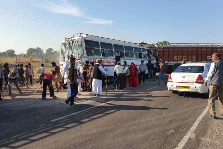 5 killed, several injured in bus-truck collision in Jodhpur