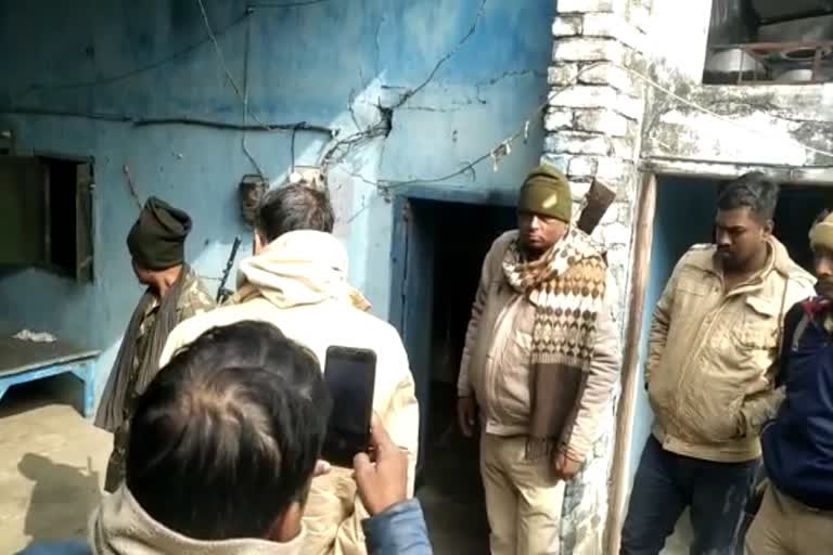 घटनास्थल पर पुलिस