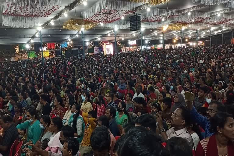 kerala school kalothsavam crowd  kerala news  malayalam news  state school kalothsavam crowd  kalothsavam at kozhikode  കേരള സ്‌കൂൾ കലോത്സവം  മത്സരം കാണാനെത്തിയത് പതിനായിരങ്ങൾ  കലോത്സവ വാർത്തകൾ  കലോത്സവം ജനത്തിരക്ക്  മലയാളം വാർത്തകൾ  മലയാളം വാർത്തകൾ  കോഴിക്കോട് വാർത്തകൾ  കലോത്സവം നാലാം ദിവസം