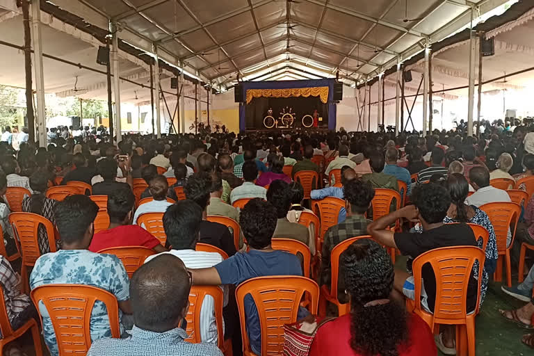 state school kalolsavam fourth day point status  state school kalolsavam fourth day  kerala school kalolsavam  state school kalolsavam last day  സംസ്ഥാന സ്‌കൂള്‍ കലോത്സവം  സ്‌കൂള്‍ കലോത്സവം നാലാം ദിനം  സംസ്ഥാന സ്‌കൂള്‍ കലോത്സവം അവസാന ദിനം  സംസ്ഥാന സ്‌കൂള്‍ കലോത്സവം പോയിന്‍റ്  സംസ്ഥാന സ്‌കൂള്‍ കലോത്സവം പോയിന്‍റ് നില  പാലക്കാട് ഗുരുകുലം സ്‌കൂൾ  കേരള സ്‌കൂള്‍ കലോത്സവം പോയിന്‍റ് പട്ടിക  വഴുതക്കാട് കാർമൽ ഗേൾസ് എച്ച്എസ്എസ്  ണ്ണൂർ സെൻ്റ് തെരേസാസ് ആംഗ്ലോ ഇന്ത്യൻ എച്ച്എസ്എസ്  കലോത്സവം  കലോത്സവം പോയിന്‍റ്