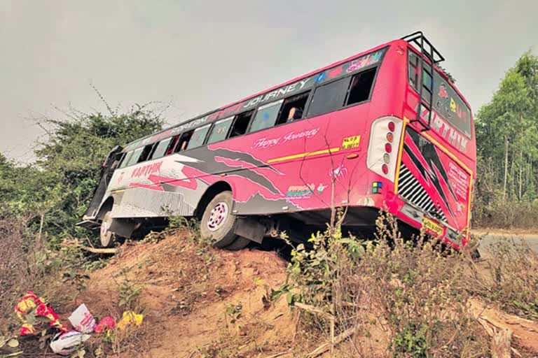 He breathed his last after saving 45 lives  driver died of a heart attack  died of a heart attack while driving the bus  Bus accident in Telangana  ಬಸ್ ಚಲಿಸುತ್ತಿರುವಾಗಲೇ ಚಾಲಕನಿಗೆ ಹೃದಯಾಘಾತ  45 ಜೀವಗಳನ್ನು ಉಳಿಸಿ ಸಾವನ್ನಪ್ಪಿದ ಚಾಲಕ  ಜೋಧಪುರದಲ್ಲಿ ಭೀಕರ ರಸ್ತೆ ಅಪಘಾತ  ಬೆಂಗಳೂರಿನಲ್ಲಿ ಭೀಕರ ರಸ್ತೆ ಅಪಘಾತ  ಘಟನೆಯಲ್ಲಿ ಯಾವುದೇ ಯಾತ್ರಾರ್ಥಿಗಳಿಗೆ ಗಾಯಗಳಾಗಿಲ್ಲ