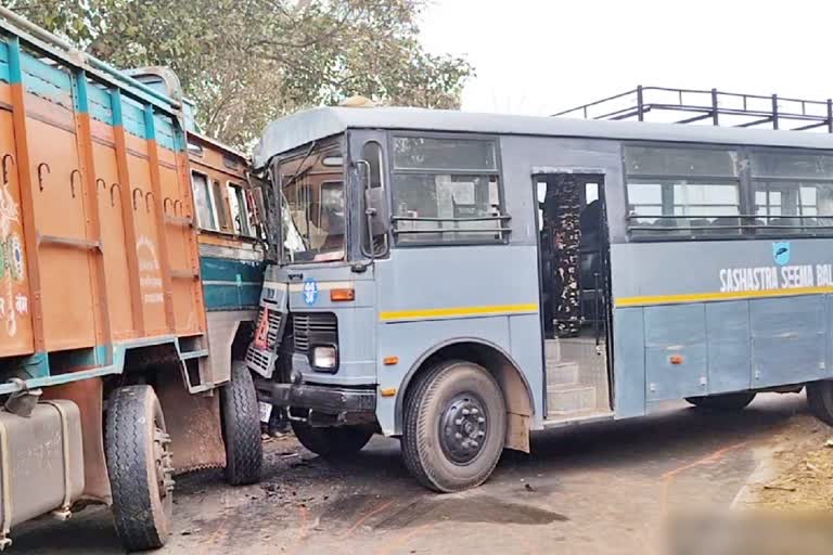 नरकटियागंज में एसएसबी जवानों से भरे वाहन में ट्रक ने मारा धक्का