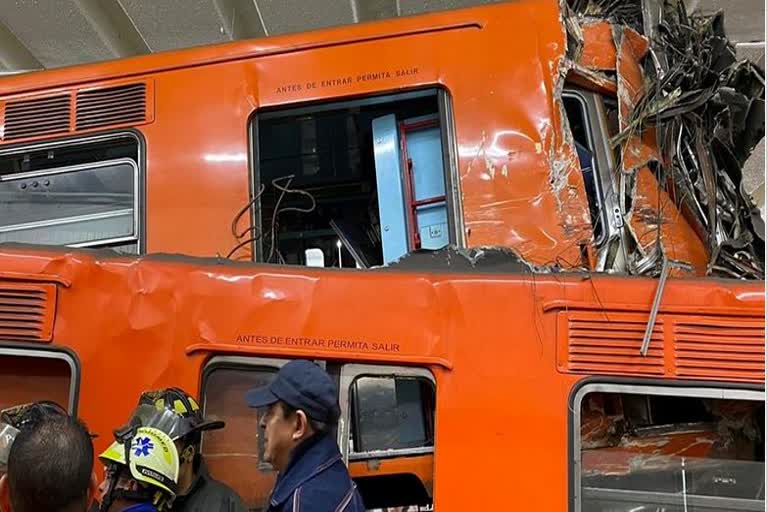 two trains collidedin Mexico City