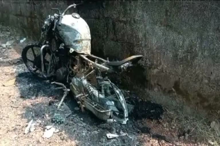 cpm branch secretary bike burnt  സിപിഎം ബ്രാഞ്ച് സെക്രട്ടറിയുടെ ബൈക്ക് കത്തിച്ചു  കേരള വാർത്തകൾ  മലയാളം വാർത്തകൾ  ബൈക്ക് അജ്‌ഞാത സംഘം തീയിട്ട് നശിപ്പിച്ചു  ചൊവ്വള്ളൂര്‍ സിപിഎം ബ്രാഞ്ച് സെക്രട്ടറി  ബൈക്ക് കത്തിച്ചു  kerala news  malayalam news  bike was burnt by an unknown group trivandrum  Chovvallur CPM Branch Secretary  The bike was burnt