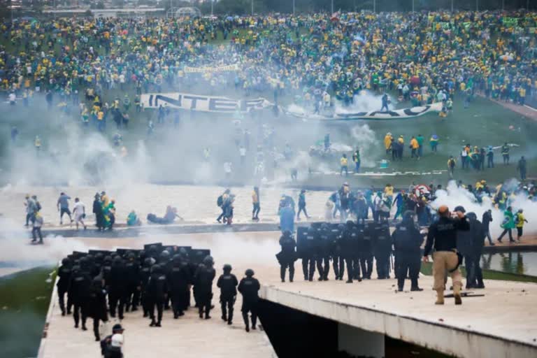 Etv BharatBrazil: Supporters of former President Bolsonaro escalated, fired tear gas shells (symbolic photo)