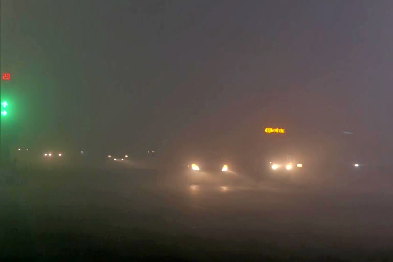 Dense fog engulfs the national capital  leading to reduced visibility in delhi  Cold Wave in Delhi  Delhi weather report  ಉತ್ತರದಲ್ಲಿ ದಾಖಲೆಯ ಚಳಿ  ಶೀತಕ್ಕೆ ತತ್ತರಿಸಿದ ಜನ  ರಾಷ್ಟ್ರ ರಾಜಧಾನಿ ದೆಹಲಿಯಲ್ಲಿ ಚಳಿಯ ಆರ್ಭಟ  ಮುಂಜಾನೆಯೇ ದಟ್ಟವಾದ ಮಂಜು  ರಾಷ್ಟ್ರ ರಾಜಧಾನಿ ದೆಹಲಿಯಲ್ಲಿ ಬಿರುಸಿನ ಚಳಿ  ವಾತಾವರಣದಲ್ಲಿ ದಟ್ಟವಾದ ಮಂಜು  ಡಿಗ್ರಿ ಸೆಲ್ಸಿಯಸ್ ತಾಪಮಾನ  ನಾಲ್ಕು ದಿನಗಳಿಂದ ದಾಖಲಾದ ಕನಿಷ್ಠ ತಾಪಮಾನ