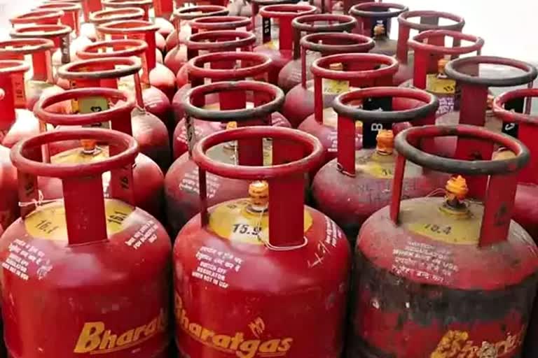 Gas cylinders seized in Manali