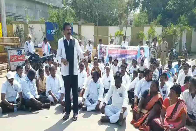 MRPS leaders protest at Kadapa collectorate