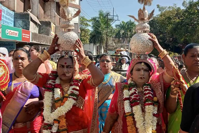 Third Genders carrying Kalasha in Kalasha Yathre