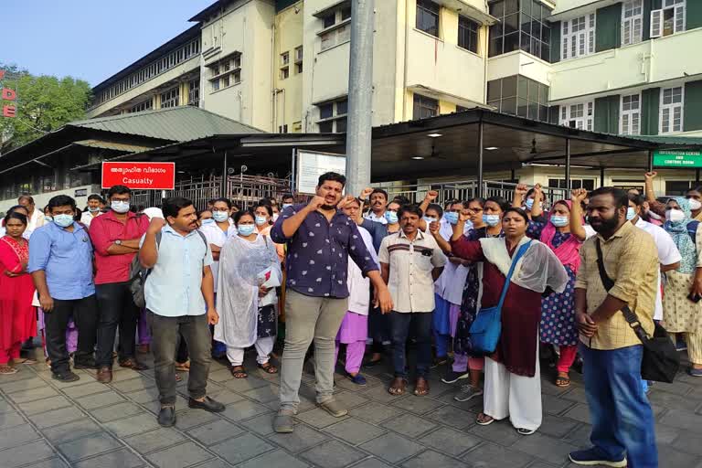 നഴ്‌സിന് മര്‍ദനമേറ്റ സംഭവം  തിരുവനന്തപുരം മെഡിക്കല്‍ കോളജില്‍  തിരുവനന്തപുരം മെഡിക്കല്‍ കോളജ്  തിരുവനന്തപുരം  നഴ്‌സ്‌ മര്‍ദനം  നഴ്‌സിന് മര്‍ദനം  മെഡിക്കല്‍ കോളജില്‍ നഴ്‌സിന് മര്‍ദനമേറ്റ സംഭവം  attack against nurse thiruvananthapuram  attack against nurse medical college  nurse  nurse thiruvananthapuram  nurse medical college thiruvananthapuram  trivandrum news  latest news  todays news  ഇന്നത്തെ വാര്‍ത്തകള്‍  തിരുവനന്തപുരം വാര്‍ത്തകള്‍