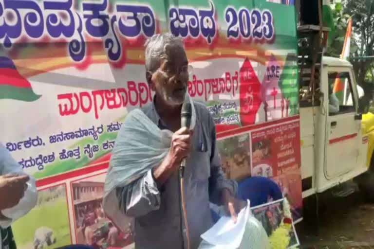 Literary Devanur Mahadev speaking at the meeting against the government