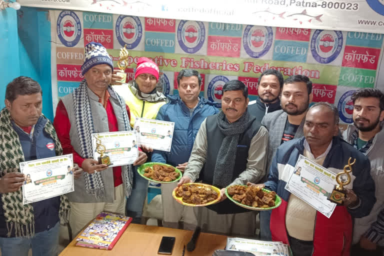 Fish eating competition in Bihar man Eat 75 fishes in 15 minutes