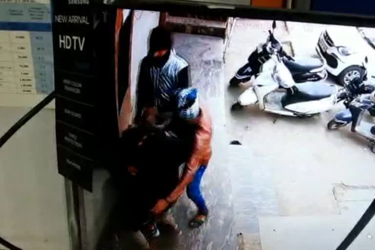 youth robbed in bahadurgarh
