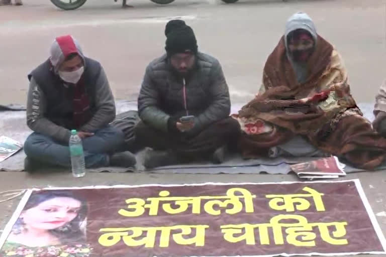 Kanjhawala hit and run victim family begins a dharna outside Sultanpuri police station on Tuesday demanding inclusion of section 302 of the Indian Penal Code (IPC) into the FIR.