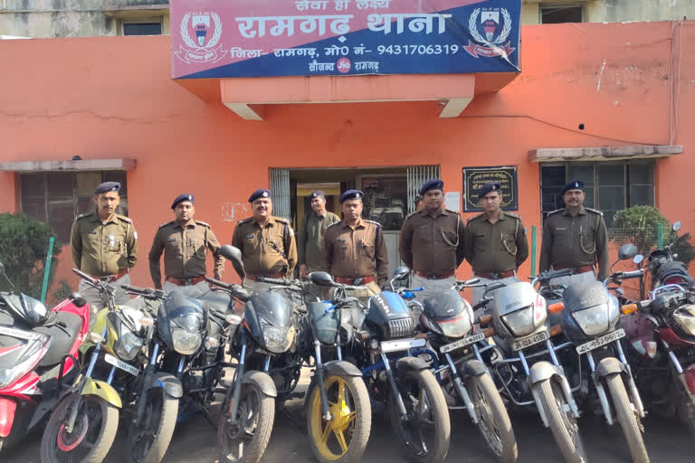 Ramgarh police arrested 8 members of bike thief gang