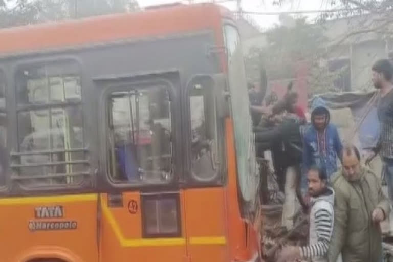 delhi cluster bus rammed pavement dwellers