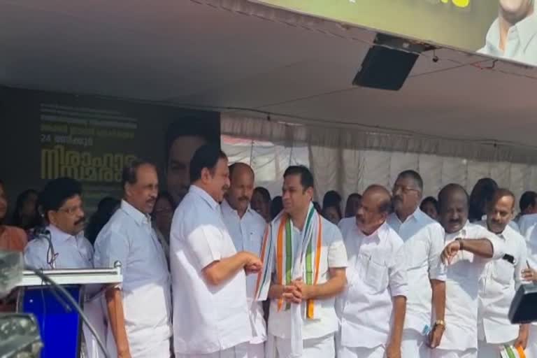 congress protest on Vypin transport woes  വൈപ്പിനില്‍ നിന്നും ഗോശ്രീ പാലം  ഗോശ്രീ പാലം  വൈപ്പിനില്‍ നിന്നുള്ള ബസുകളുടെ പ്രശ്‌നം  buses plying from Vypin issue  congress Vypin protest  കോണ്‍ഗ്രസ് വൈപ്പിന്‍ ബസ് പ്രതിഷേധം