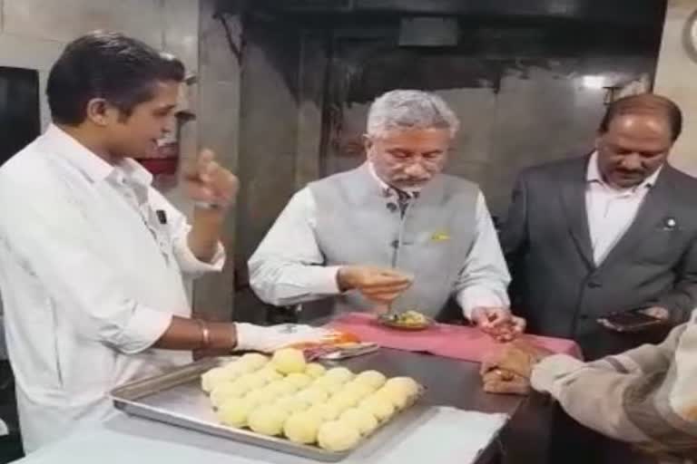 foreign minter Jaishankar eating at indore famous chhat