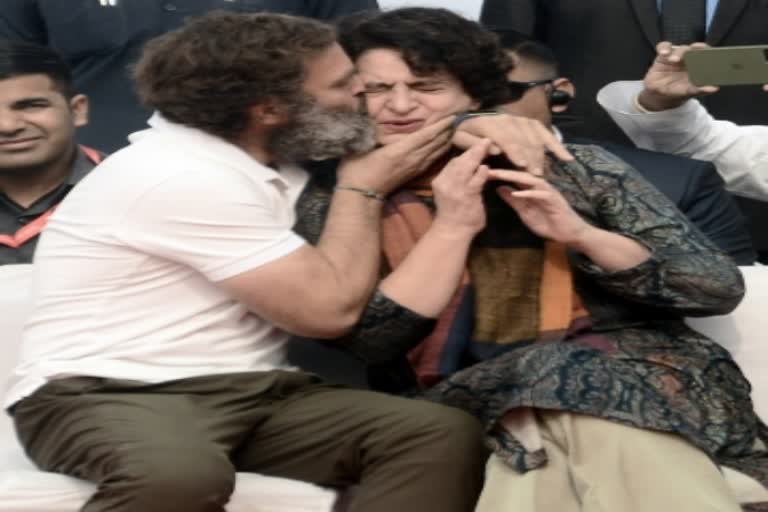 Rahul Gandhis kiss to Priyanka Gandhi