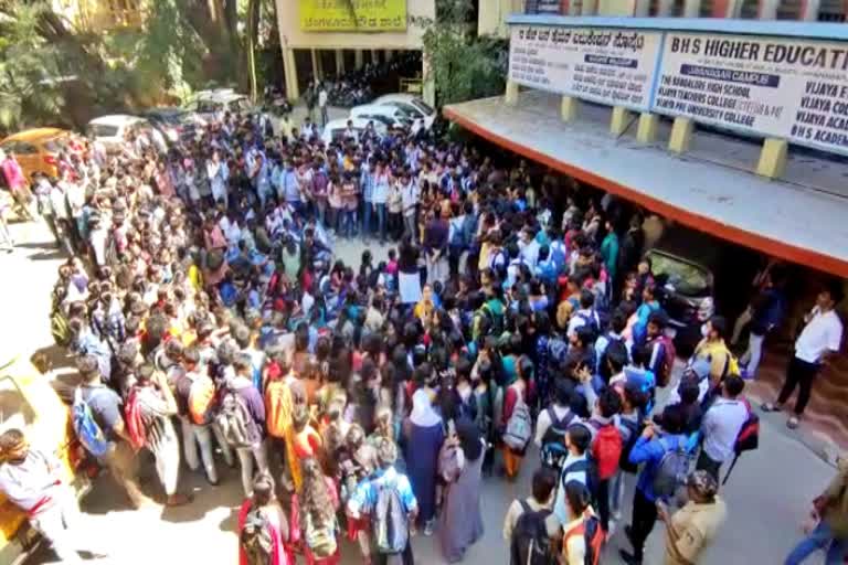 stranger-entered-the-ladies-toilet-in-college-bengaluru-protest-by-college-students