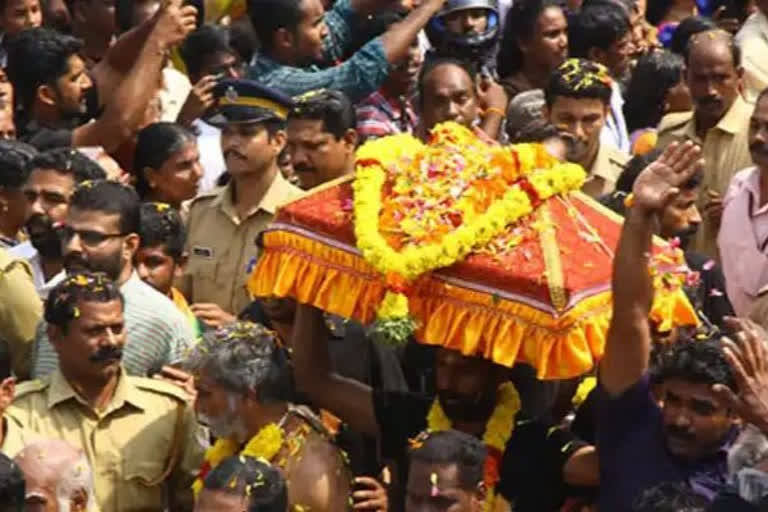 thiruvabharana procession  sabarimala  pandalam  thiruvabharana procession in sabarimala  latest news in sabarimala  makaravilakku  latest news in pathanamthitta  latest news today  തിരുവാഭരണ ഘോഷയാത്ര  ഘോഷയാത്ര നാളെ പന്തളത്തുനിന്നും പുറപ്പെടും  ശബരീശ വിഗ്രഹത്തില്‍  ശബരിമല  മകരസംക്രമ സന്ധ്യ  മകരവിളക്ക്  ശബരിമല ഏറ്റവും പുതിയ വാര്‍ത്ത  ഇന്നത്തെ പ്രധാന വാര്‍ത്ത  പത്തനംതിട്ട ഇന്നത്തെ പ്രധാന വാര്‍ത്ത