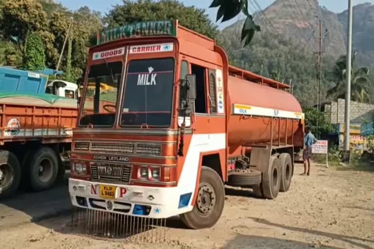 Kollam  Aryankavu  Hydrogen peroxide  Hydrogen peroxide mixed Milk  Milk  Kerala  Tamilnadu  തമിഴ്‌നാട്ടില്‍ നിന്ന് കേരളത്തിലെത്തിയ  മായം കലർത്തിയ  പതിനയ്യായിരം ലിറ്റർ പാല്‍  പാല്‍  ക്ഷീര വികസന വകുപ്പ്  കൊല്ലം  പരിശോധന  ലോറി