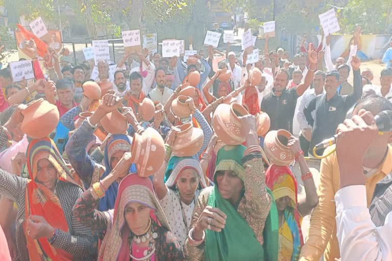 Dewas women protest