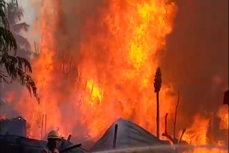 Etv Bharat Massive fire breaks out in Jhupri Market Kolkata