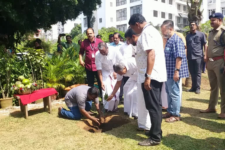 agam mango tree at ags office  ags office  agam mango tree  അഗാം  അഗാം മാവ്  അഗാം മാവ് എജീസ് ഓഫിസ്  എജീസ് ഓഫിസിലെ അഗാം മാവ്  എജീസ് ഓഫിസ് വളപ്പിലെ പ്രത്യേക ഇനം മാവ്  മുഖ്യമന്ത്രി പിണറായി വിജയൻ  minister p prasad  chief minister pinarayi vijayan  മന്ത്രി പി പ്രസാദ്