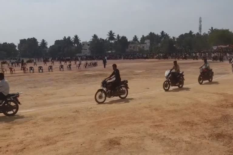 அடடே இது புதுசா இருக்கே மோட்டார் சைக்கிள் மியூசிக்கல் சேர்