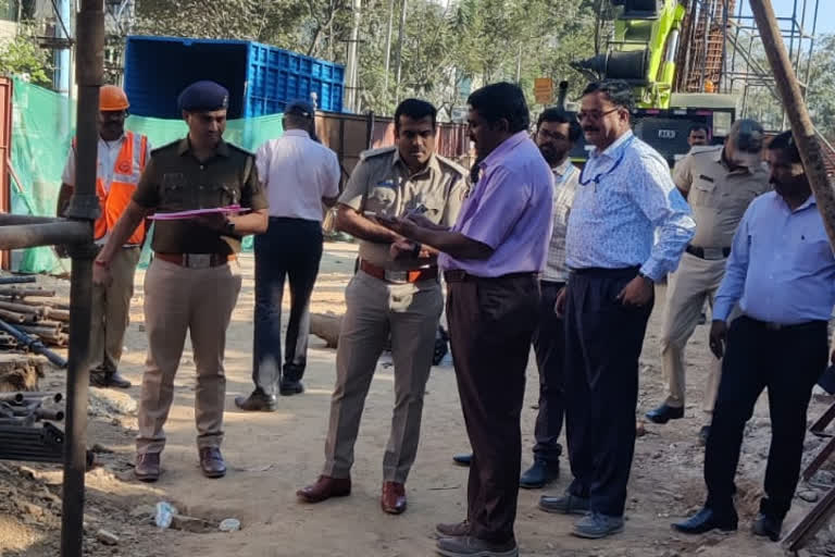 Metro pillar collapse case  BMRCL officials attended the police interrogation  Metro pillar collapse case Update  ನಿರ್ಮಾಣ ಹಂತದ ಮೆಟ್ರೋ ಪಿಲ್ಲರ್ ಕುಸಿದ ಪ್ರಕರಣ  ಪೊಲೀಸ್ ವಿಚಾರಣೆಗೆ ಹಾಜರಾದ ಬಿಎಂಆರ್​ಸಿಎಲ್ ಅಧಿಕಾರಿಗಳು  ಪೊಲೀಸರ ಮನವೊಲಿಕೆ ಬಳಿಕ ಮೃತದೇಹ ಸ್ವೀಕರಿಸಿದ ಕುಟುಂಬಸ್ಥರು  ವಿಧಿವಿಧಾನಗಳ ಪ್ರಕಾರ ತಾಯಿ ಮಗು ಅಂತ್ಯಕ್ರಿಯೆ  ಅಧಿಕಾರಿಗಳ ವಿರುದ್ಧ ನಿರ್ಲಕ್ಷ್ಯ ಆರೋಪದಡಿ‌ ಪ್ರಕರಣ  ವಿಚಾರಣೆಗೆ ಹಾಜರಾಗುವಂತೆ ಪೊಲೀಸರು ನೊಟೀಸ್ ಜಾರಿ‌