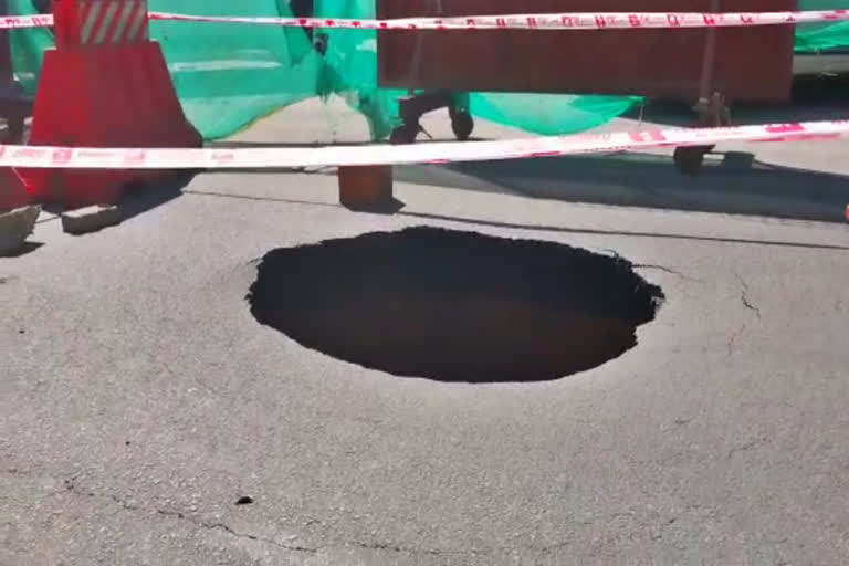 road suddenly collapsed  The road suddenly collapsed in the middle  Another incident in Bengaluru  ಬೆಂಗಳೂರಿನಲ್ಲಿ ಮತ್ತೊಂದು ದುರ್ಘಟನೆ  ಮಧ್ಯೆ ಭಾಗದಲ್ಲಿ ಏಕಾಏಕಿ ಬಾಯ್ತೆರೆದ ರಸ್ತೆ  ಗುಂಡಿಯಿಂದ ಬೈಕ್​ ಸವಾರಿಗೆ ಗಾಯ  ದುರ್ಘಟನೆ ಸಂಭವಿಸಿರುವುದು ಬೆಳಕಿಗೆ  ರಸ್ತೆಯ ಮಧ್ಯೆ ಭಾಗದಲ್ಲಿ ಏಕಾಏಕಿ ಕುಸಿತ  ರಸ್ತೆಯ ಗುಂಡಿಗೆ ಬೈಕ್​ ಸವಾರ ಬಿದ್ದು ಗಾಯ