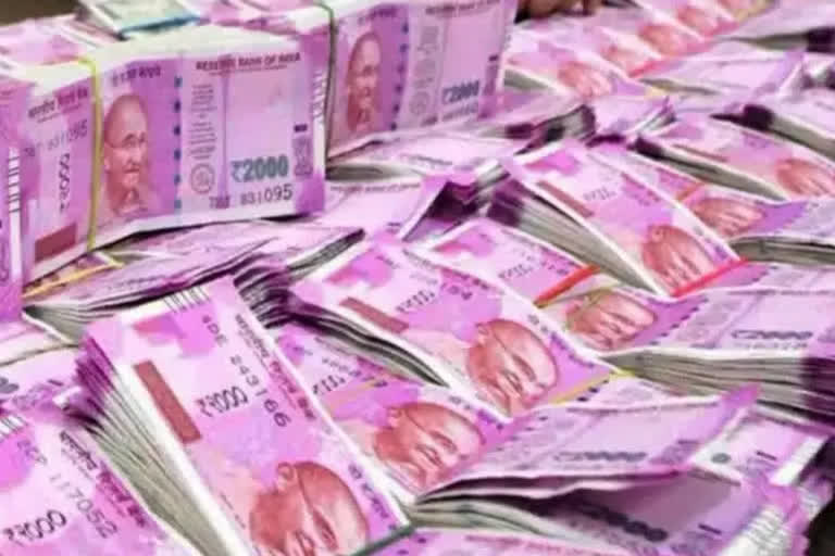 Income tax raid  Income tax raid in Jakir Hossain House  IT dept recovers Rs 11 crore from West Bengal  MLA Zakir Hossains house  ಪಶ್ಚಿಮ ಬಂಗಾಳದ ಶಾಸಕನ ಮನೆ ಮೆಲೆ ಐಟಿ ಇಲಾಖೆ ದಾಳಿ  ಆದಾಯ ತೆರಿಗೆ ಇಲಾಖೆ ಅಧಿಕಾರಿಗಳು ಬುಧವಾರ ನಡೆಸಿದ ದಾಳಿ  ಮಾಜಿ ಸಚಿವ ಹಾಗೂ ಶಾಸಕ ಜಾಕೀರ್ ಹೊಸೈನ್  ಆದಾಯ ತೆರಿಗೆ ಇಲಾಖೆಯ ಶಾಕ್​ ಆದಾಯ ತೆರಿಗೆ ಇಲಾಖೆ  ಜಾಕಿರ್ ಹೊಸೈನ್ ಅವರ ಮನೆ ಮೇಲೆ ದಾಳಿ