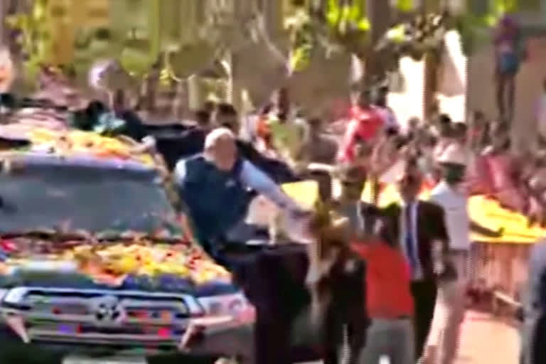 PM accepts garland offered by boy  garland offered by boy after breaking barricade  PM modi Hubbali roadshow  ಮೋದಿ ರೋಡ್ ಶೋ ವೇಳೆ ಭದ್ರತೆ ಲೋಪ  ಆರೋಪವನ್ನು ತಳ್ಳಿ ಹಾಕಿದ ಪೊಲೀಸ್​ ಅಧಿಕಾರಿ  ಹುಬ್ಬಳ್ಳಿ ಪ್ರಧಾನಿ ಮೋದಿ ರೋಡ್ ಶೋ  ಬ್ಯಾರಿಕೇಡ್ ಹಾರಿ ಪ್ರಧಾನಿಗೆ ಹಾರ ಅರ್ಪಿಸಿದ ಯುವಕ  ಯುವಕನ ಅಭಿನಂದನೆಯನ್ನು ಸ್ವೀಕರಿಸಿದ ಪಿಎಂ  ರಾಷ್ಟ್ರೀಯ ಯುವಜನೋತ್ಸವ ಉದ್ಘಾಟನಾ ಸಮಾರಂಭ  ಸ್ವಾಮಿ ವಿವೇಕಾನಂದರ ಜನ್ಮದಿನ  ಕಾರ್ಯಕ್ರಮದ ಉದ್ಘಾಟನೆಗೆ ಪ್ರಧಾನಿ ಮೋದಿ ಹುಬ್ಬಳ್ಳಿಗೆ