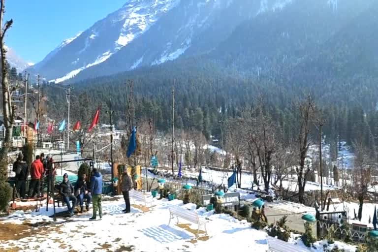 Tourists arrived to enjoy snowfall in Kashmir Valley