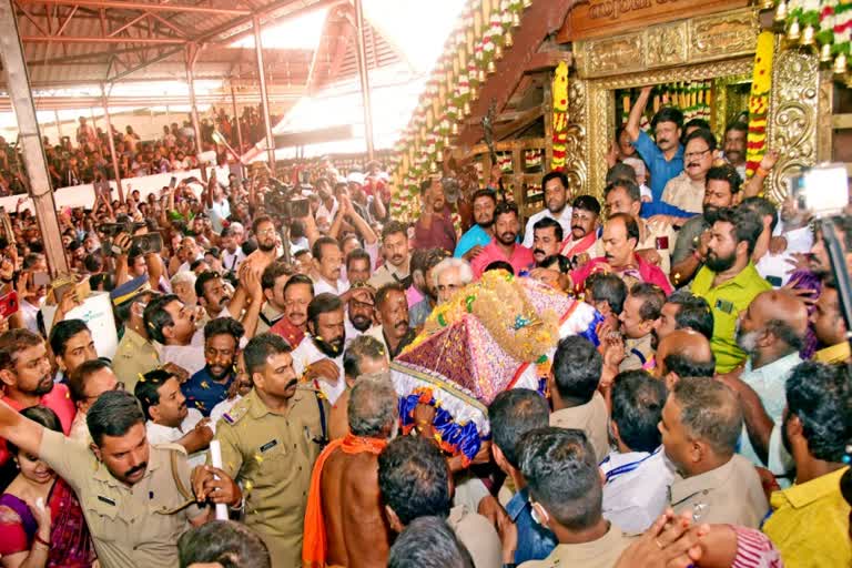 Sabarimala  Swami Ayyappa  Holy Ornament Procession  Panthalam  ശബരീശ സന്നിധി  അയ്യപ്പ സ്വാമി  തിരുവാഭരണ ഘോഷയാത്ര  ഘോഷയാത്ര  യാത്ര  മകരവിളക്കിന്  സംഘം  ശബരിമല  ശബരി  പത്തനംതിട്ട  ശനിയാഴ്‌ച  തിരുവാഭരണം  പന്തളം കൊട്ടാരം  കൊട്ടാരം  ആഭരണപ്പെട്ടി