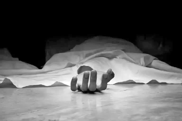 Mother attempted suicide with two children  saved the child by locals in Bellary  woman suicide attempt with children  ತಾಯಿ ಇಬ್ಬರು ಮಕ್ಕಳೊಂದಿಗೆ ಆತ್ಮಹತ್ಯೆಗೆ ಯತ್ನ  ಮಗುವನ್ನು ರಕ್ಷಿಸಿದ ಕುರಿಗಾಯಿ  ಕೌಟುಂಬಿಕ ಕಲಹಕ್ಕೆ ಬೇಸತ್ತು ನಾಲ್ಕು ಹೆಣ್ಣುಮಕ್ಕಳ ತಾಯಿ  ತಾಯಿಯೊಬ್ಬಳು ತನ್ನಿಬ್ಬರ ಮಕ್ಕಳೊಂದಿಗೆ ಆತ್ಮಹತ್ಯೆಗೆ ಯತ್ನ  ಮಕ್ಕಳೊಂದಿಗೆ ತಾಯಿ ಆತ್ಮಹತ್ಯೆಗೆ ಯತ್ನ  ತುಂಗಭದ್ರಾ ಎಲ್​ಎಲ್​ಸಿ ಕಾಲುವೆ  ಕೌಟುಂಬಿಕ ಕಲಹ ಹಿನ್ನೆಲೆ ಇಬ್ಬರು ಮಕ್ಕಳೊಂದಿಗೆ ಆತ್ಮಹತ್ಯೆ