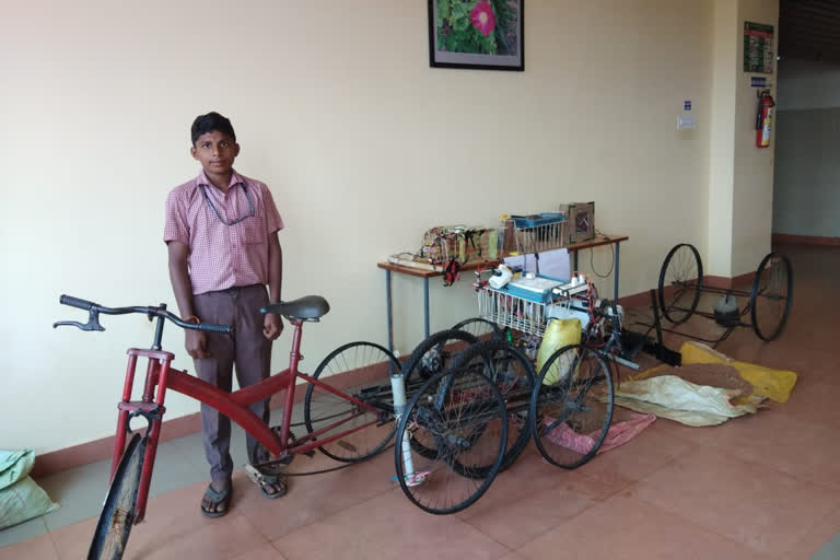 student agricultural machine  South India level science material exhibition  agricultural machine selected  ದಕ್ಷಿಣ ಭಾರತ ಮಟ್ಟದ ವಿಜ್ಞಾನ ವಸ್ತು ಪ್ರದರ್ಶನ  ಯಶವಂತನ ಕೃಷಿ ಯಂತ್ರ  ವಿದ್ಯಾರ್ಥಿಯೊಬ್ಬ ಅನ್ವೇಷಿಸಿದ ಕೃಷಿ ಯಂತ್ರ  ತೀರಾ ಗ್ರಾಮೀಣ ಭಾಗವಾದ ಕಡೇಶಿವಾಲಯ  ಸರಕಾರಿ ಪ್ರೌಢಶಾಲೆಯಲ್ಲಿ ಕಲಿಯುತ್ತಿರುವ ಯಶವಂತ  ವಿದ್ಯಾರ್ಥಿ ತಯಾರಿಸಿದ ಒಂದು ಕೃಷಿ ಯಂತ್ರ  ವಿಜ್ಞಾನ ವಸ್ತು ಪ್ರದರ್ಶನಕ್ಕೆ ಆಯ್ಕೆ  ಸರಕಾರಿ ಶಾಲೆಯ ವಿದ್ಯಾರ್ಥಿಯ ಈ ಸಾಧನೆ ಪ್ರಶಂಸೆಗೆ ಪಾತ್ರ